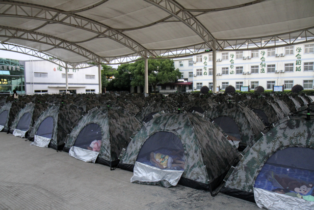 图为孩子们在基地自己搭建的帐篷里独立就寝 蒋成 摄.jpg